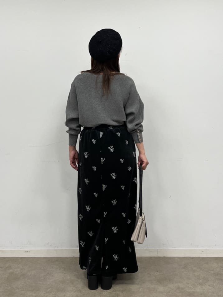 ゆっきーさんの「SHOO･LA･RUE｜大人な小花柄が魅力の 刺繍ベロア調ナロースカート」を使ったコーディネート