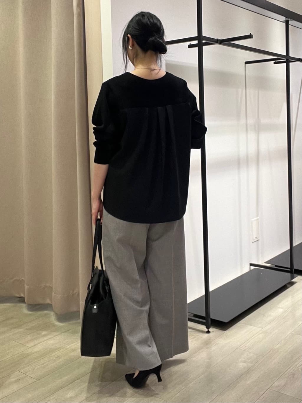 TOMOMIさんの「INDIVI｜【洗える／セットアップ可能】凹凸ストレッチ素材ストレートパンツ」を使ったコーディネート