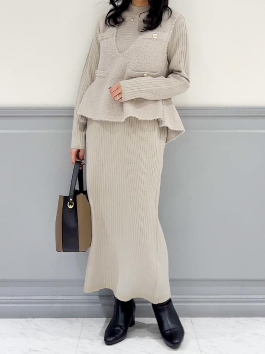 moeさんの「grove｜【2点SET/体型カバー】一枚で決まる、ペプラムベスト&times;ニットワンピース」を使ったコーディネート