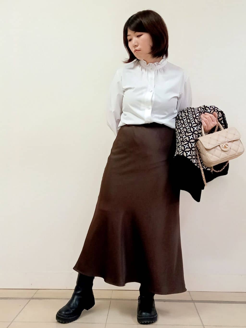 emiさんの「DRESSTERIOR｜ストレッチヴィンテージサテンナロースカート」を使ったコーディネート