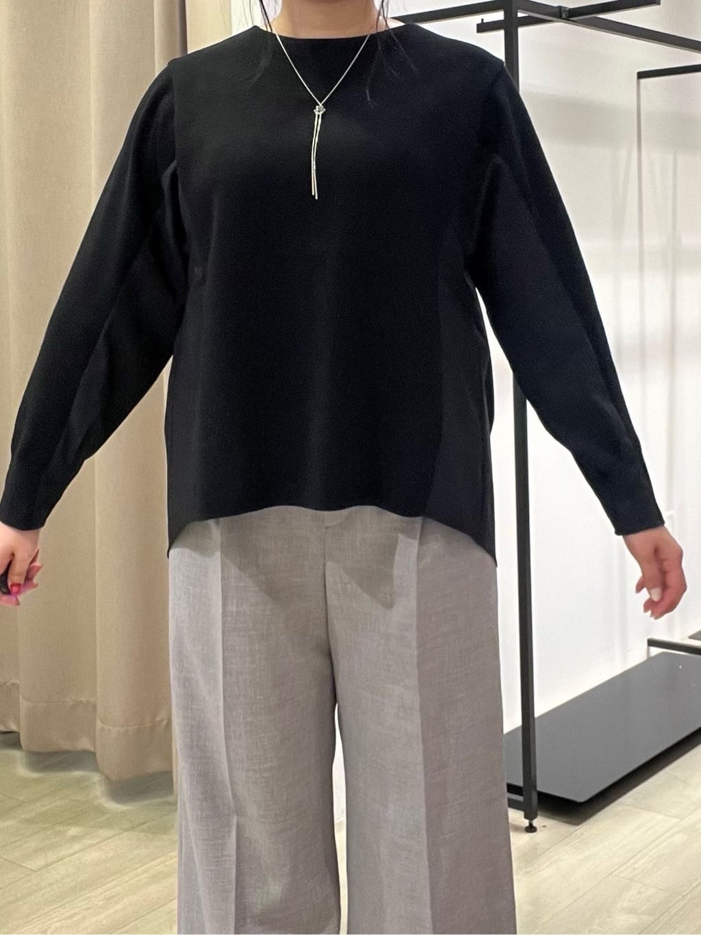 TOMOMIさんの「INDIVI｜【洗える／セットアップ可能】凹凸ストレッチ素材ストレートパンツ」を使ったコーディネート