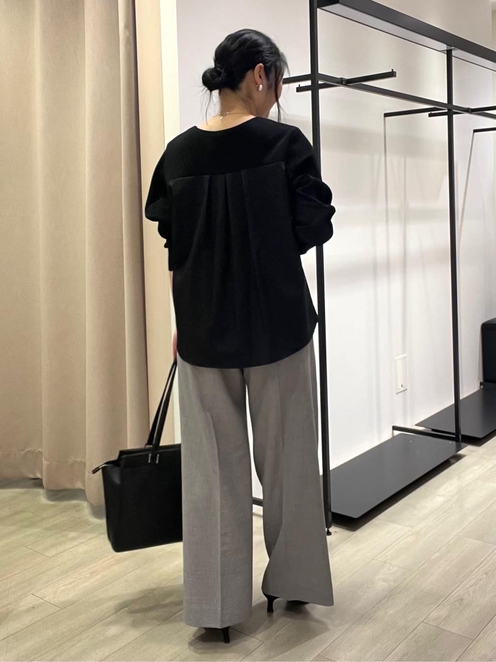 TOMOMIさんの「INDIVI｜【洗える／セットアップ可能】凹凸ストレッチ素材ストレートパンツ」を使ったコーディネート