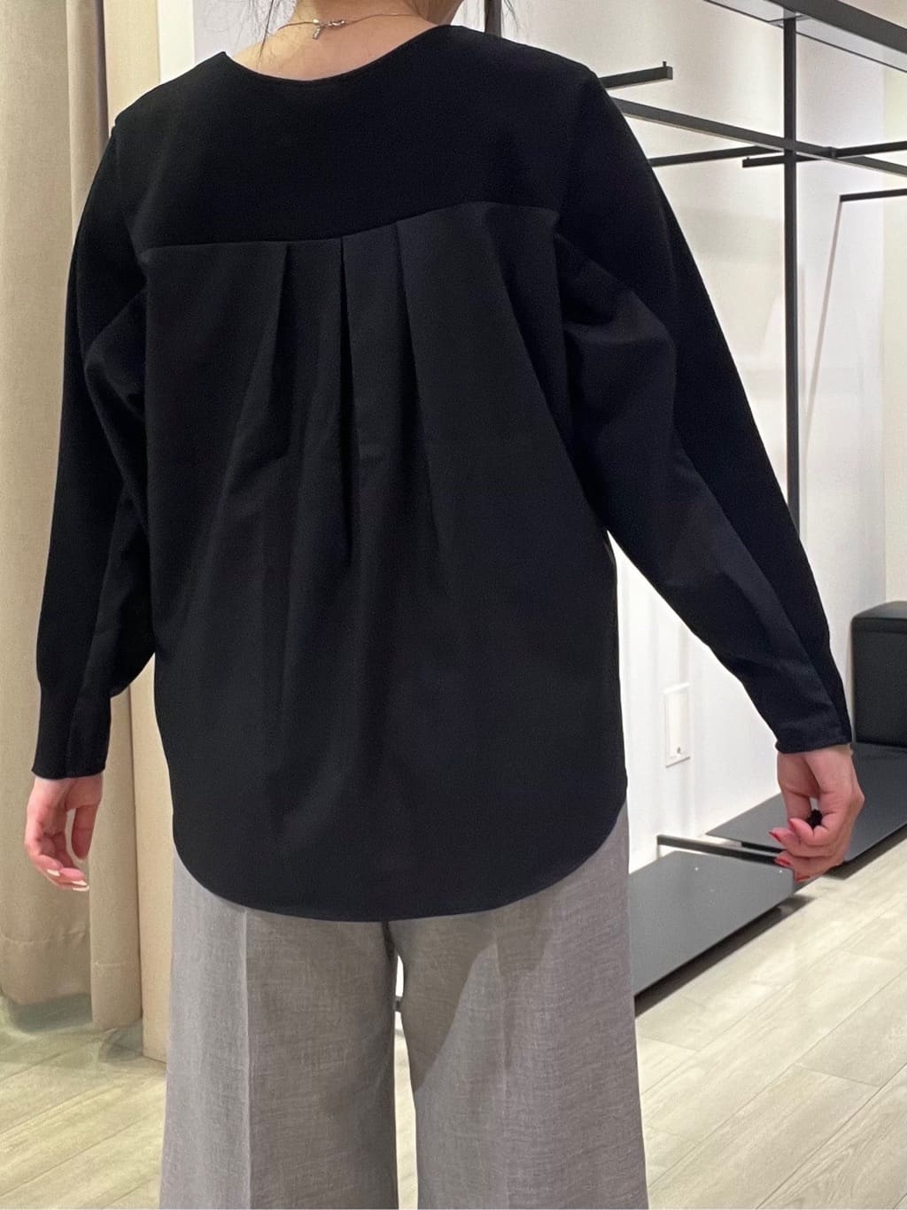 TOMOMIさんの「INDIVI｜【洗える／セットアップ可能】凹凸ストレッチ素材ストレートパンツ」を使ったコーディネート