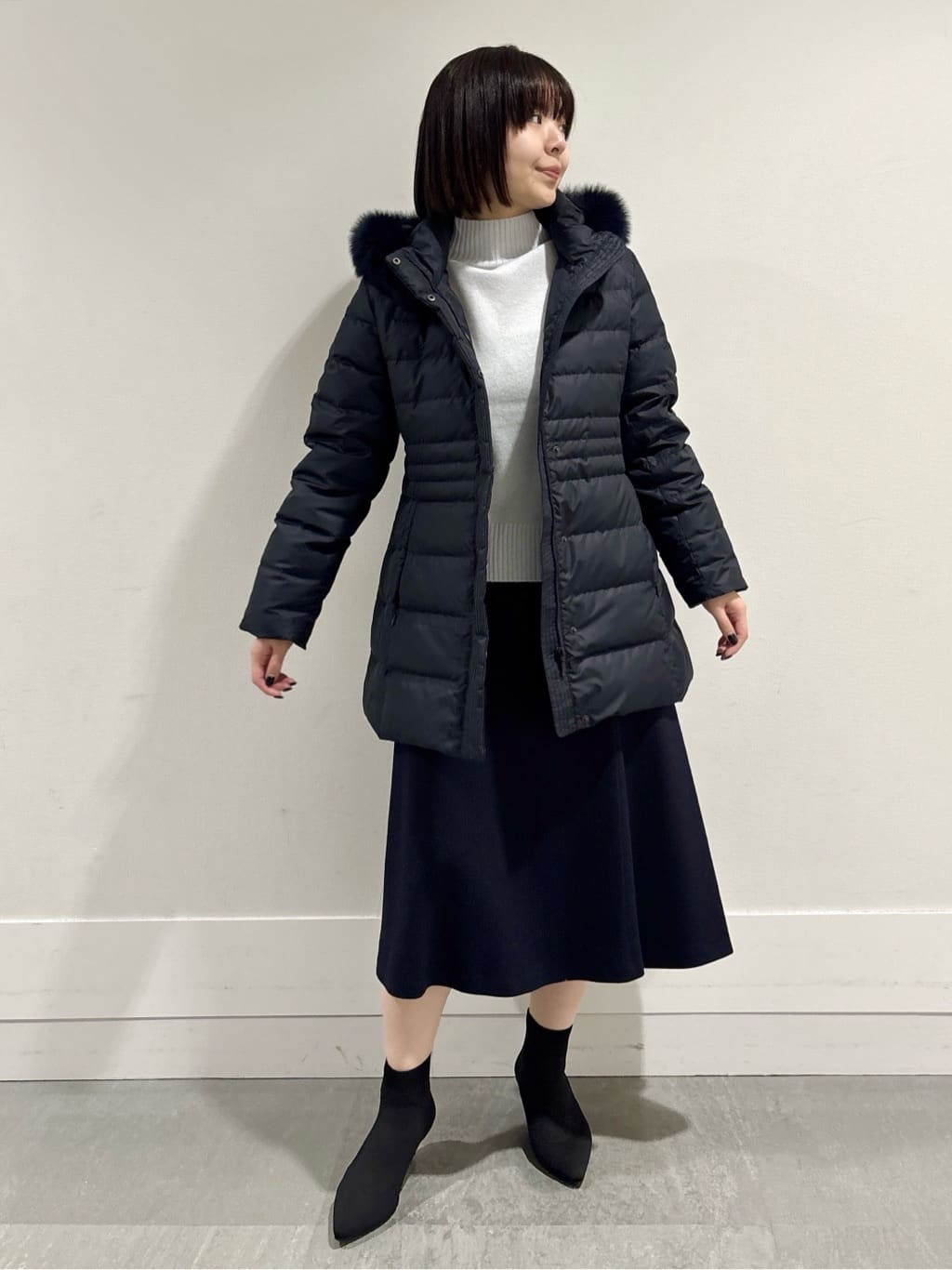 モエカさんの「UNTITLED｜【はっ水機能/フード取り外し可】ミディダウンコート」を使ったコーディネート