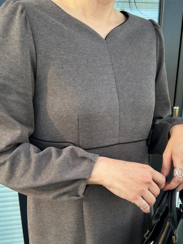 shinoさんの「Couture brooch｜【通勤・起毛ポンチ】配色Aラインワンピース」を使ったコーディネート