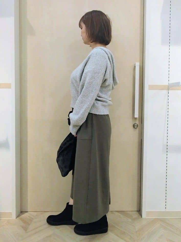 やすさんの「SHOO･LA･RUE｜【S-LL】お顔周りをすっきり魅せる ふんわり Vネックフードニット」を使ったコーディネート