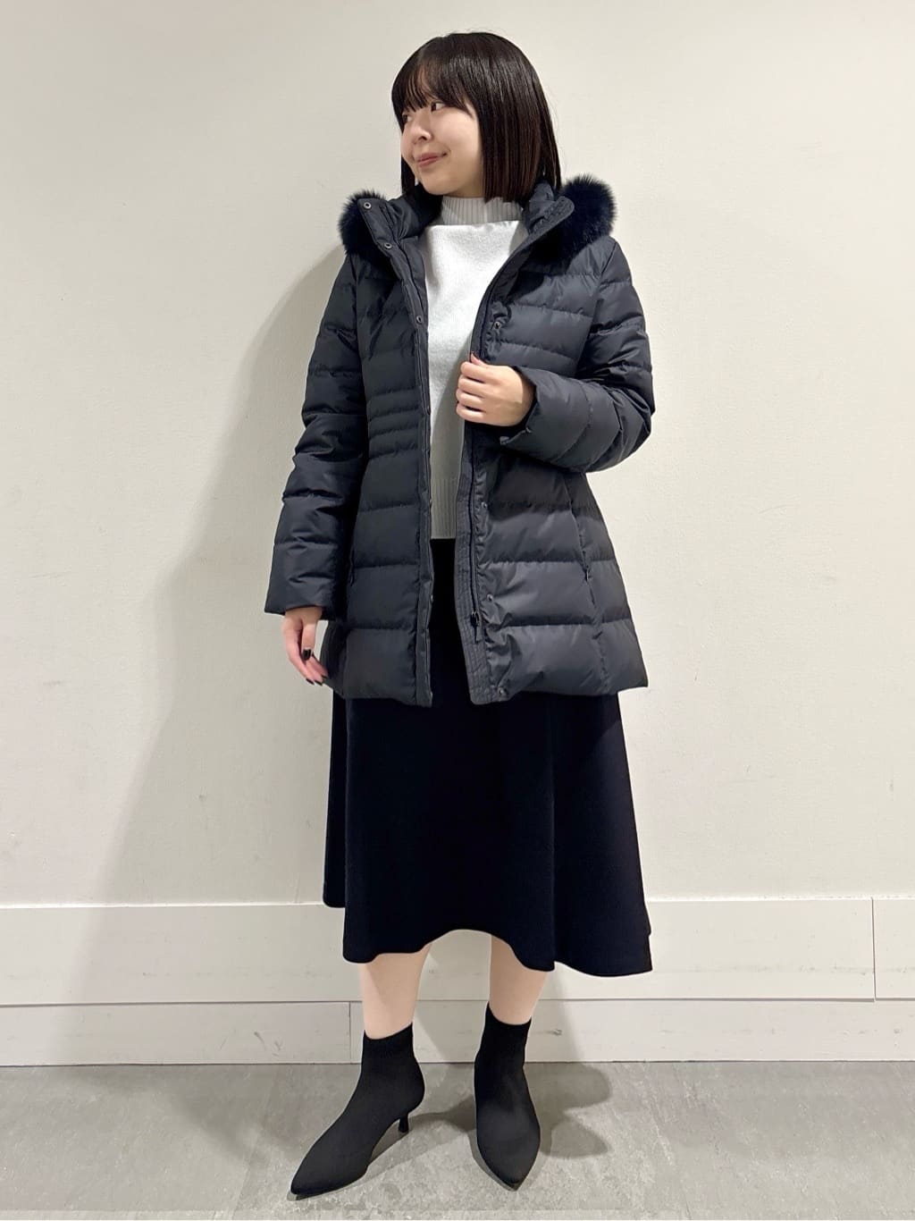 モエカさんの「UNTITLED｜【はっ水機能/フード取り外し可】ミディダウンコート」を使ったコーディネート