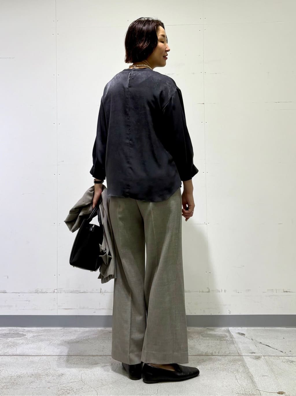 yuriさんの「INDIVI｜【洗える／セットアップ可能】凹凸ストレッチ素材ストレートパンツ」を使ったコーディネート