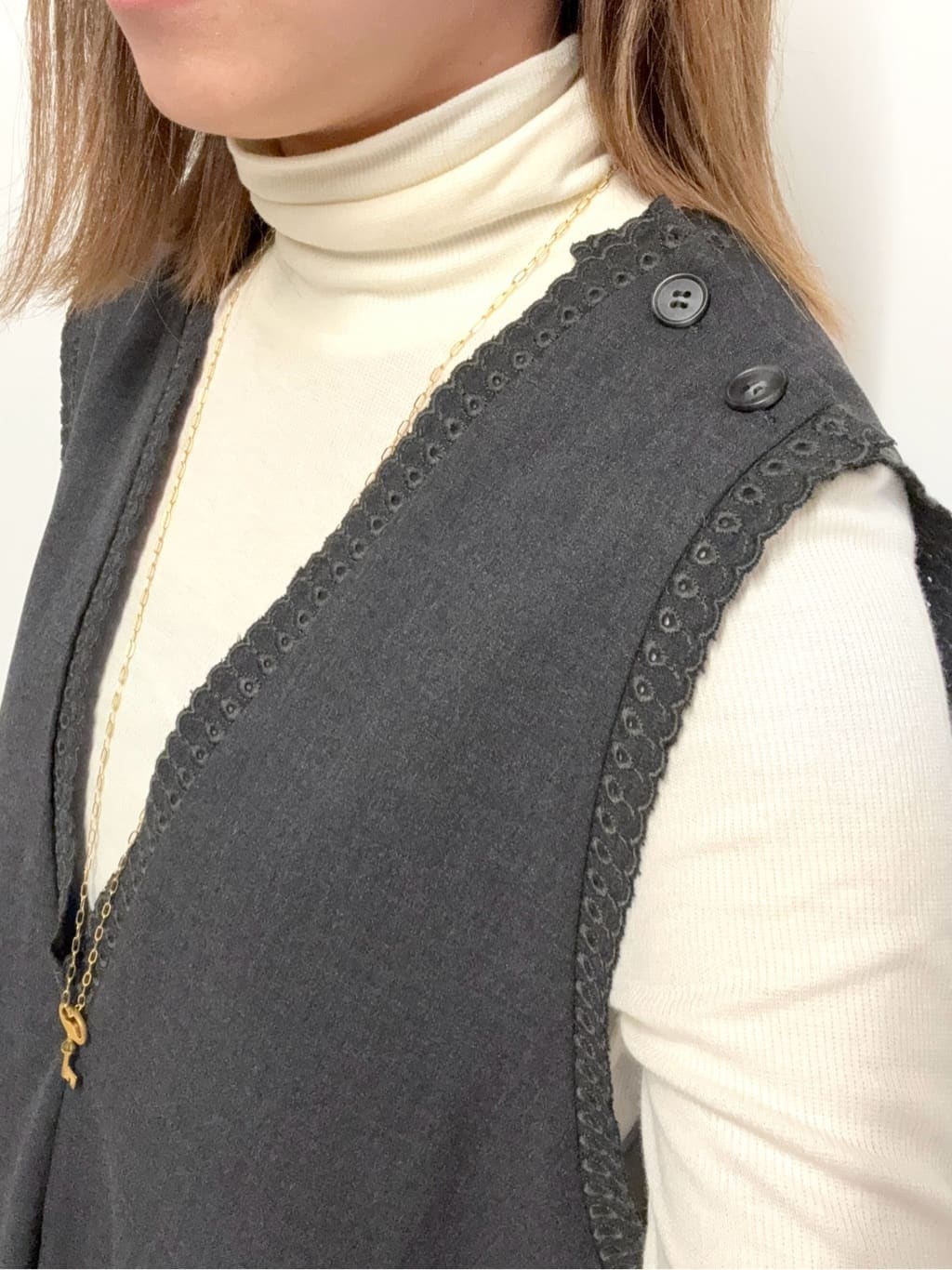 Nishijimaさんの「DRESSTERIOR｜【インナー使いに最適/しっとり暖かな吸湿発熱素材】タートルネックプルオーバー」を使ったコーディネート