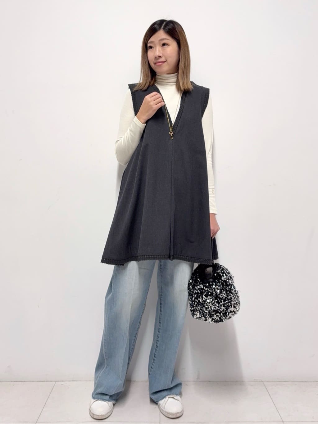 Nishijimaさんの「DRESSTERIOR｜【インナー使いに最適/しっとり暖かな吸湿発熱素材】タートルネックプルオーバー」を使ったコーディネート