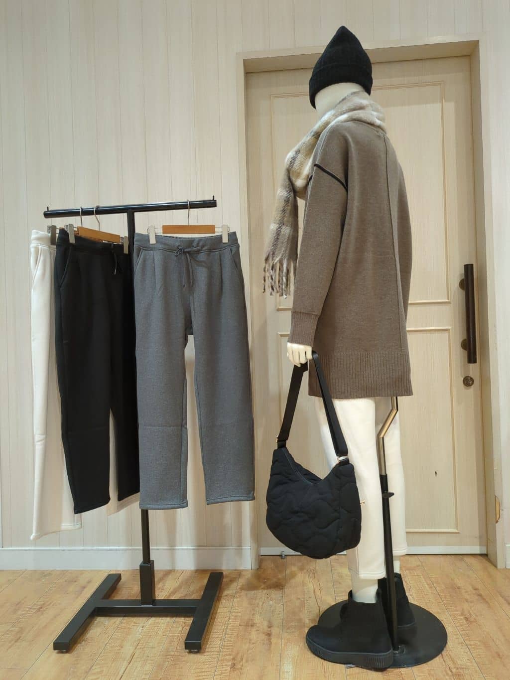tsumikiさんの「SHOO･LA･RUE｜【洗濯機可/毛玉レス】上品に体型カバー チュニックニットワンピース」を使ったコーディネート