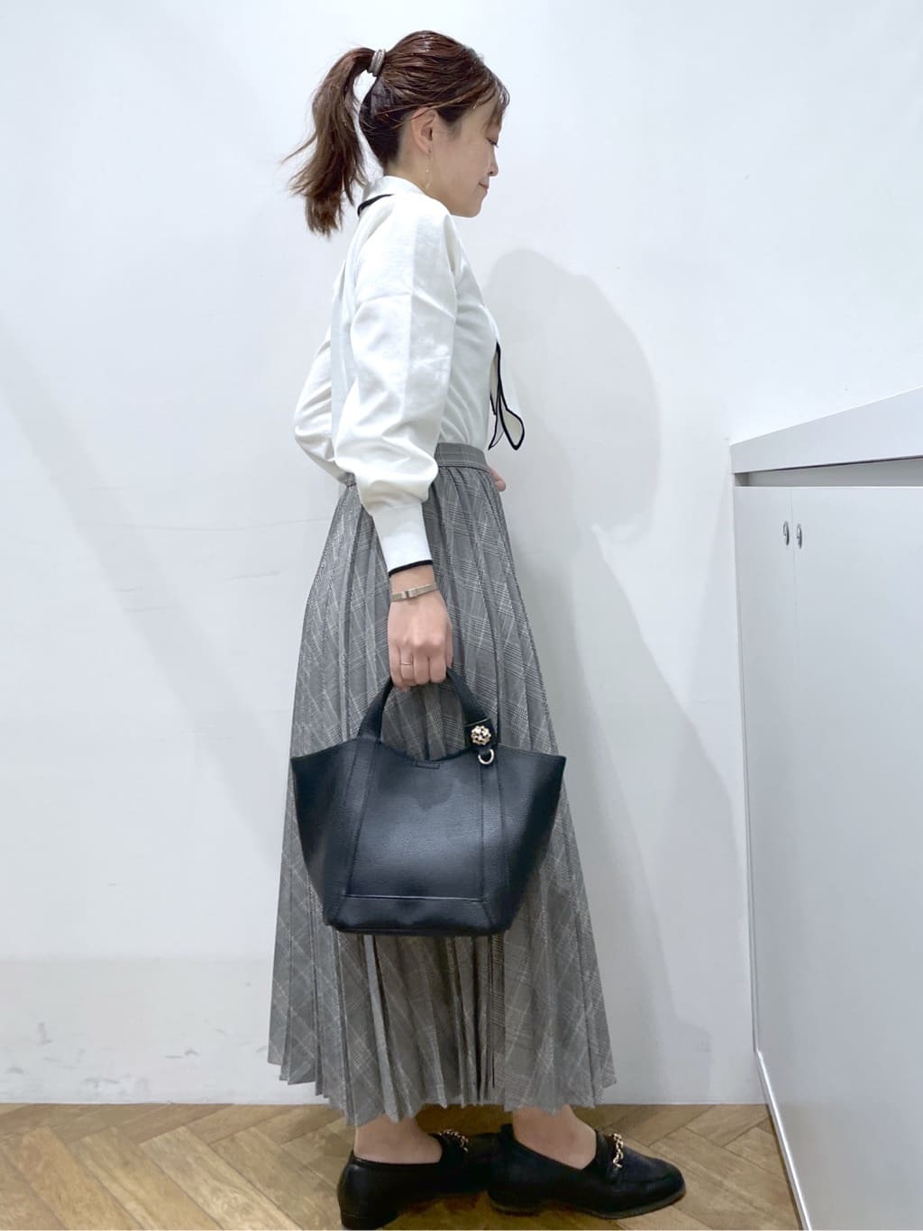 Junさんの「index｜ゴールドパーツ付きボウタイニット【洗濯機OK】《10col／XS～LL》」を使ったコーディネート