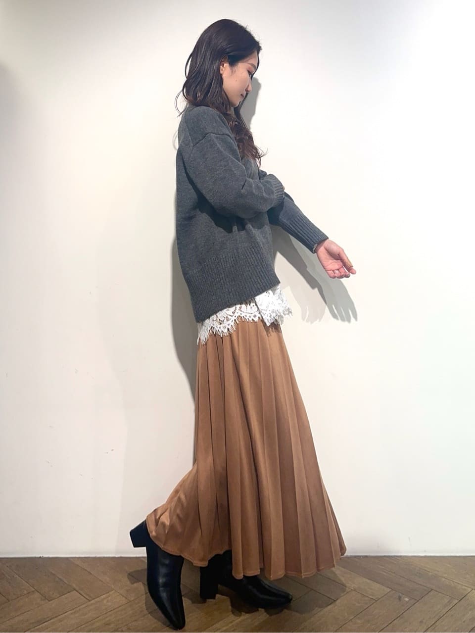 mikuさんの「OPAQUE.CLIP｜フェイクスウェードプリーツスカート【静電気防止加工／洗濯機OK】」を使ったコーディネート