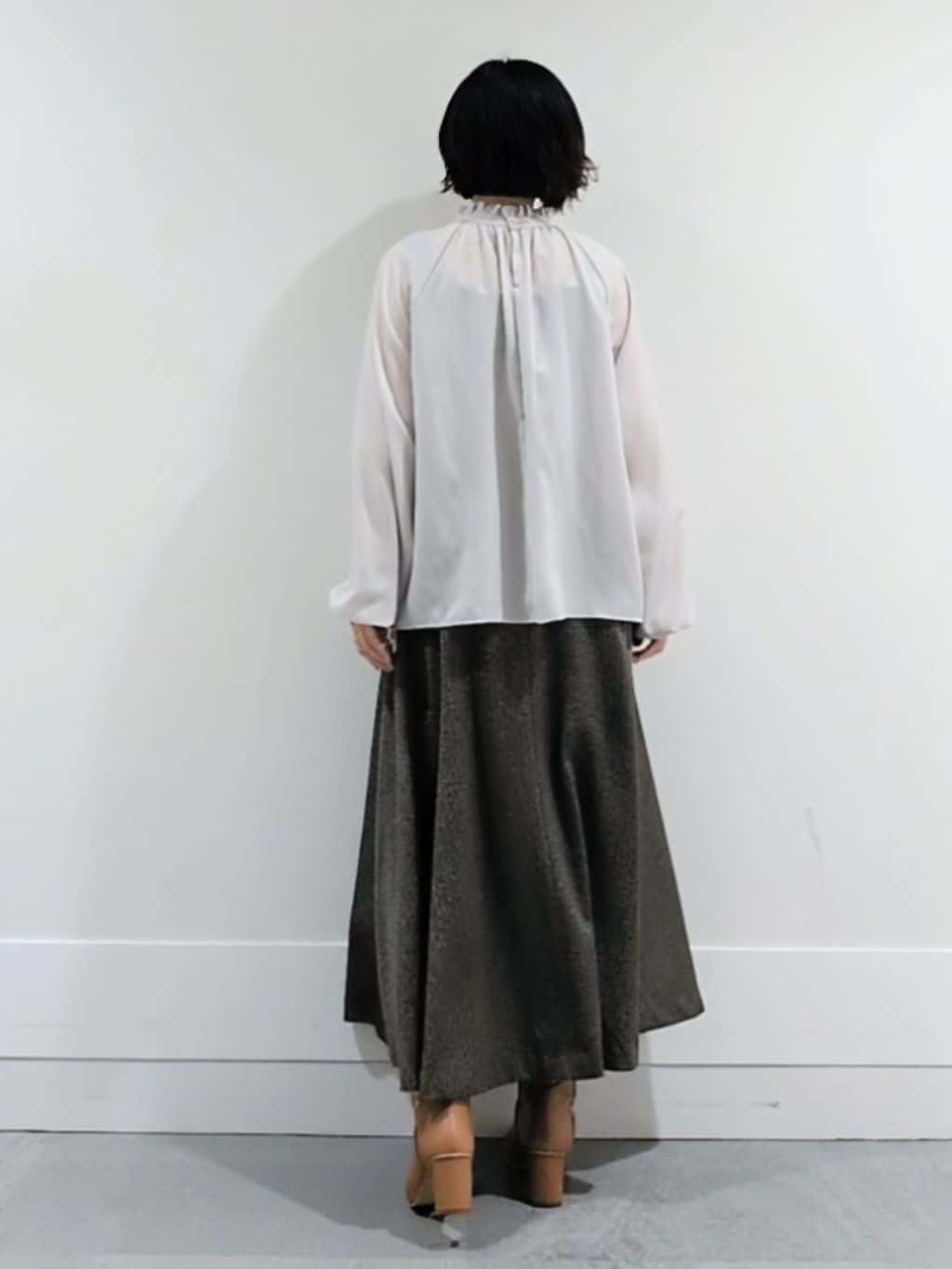 ミズタさんの「UNTITLED｜【エレガント/お仕事着にも】スタンドフリルネック ブラウス」を使ったコーディネート