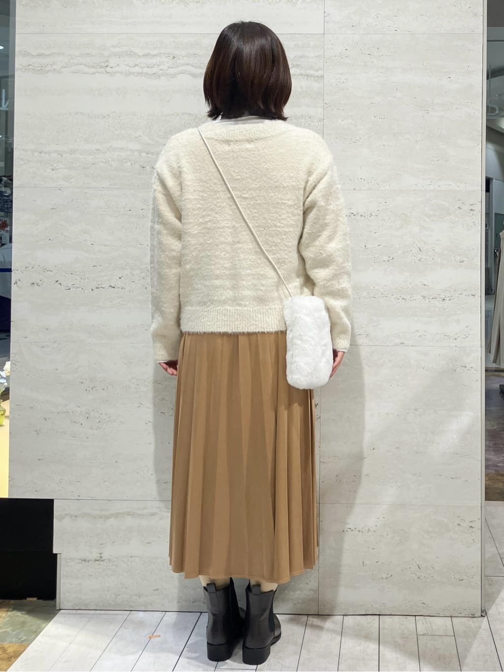 FUKAさんの「OPAQUE.CLIP｜スパンコールフェザーVネックニット【洗濯機OK】」を使ったコーディネート