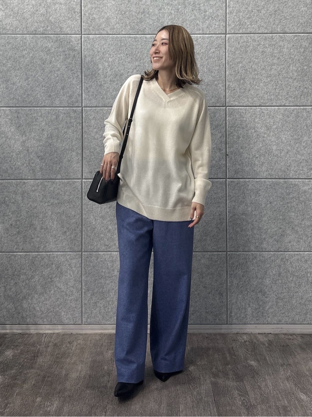 kotakiさんの「INDIVI｜【洗える／チュニック丈／カシミヤ混】スリットデザインVネックニット」を使ったコーディネート