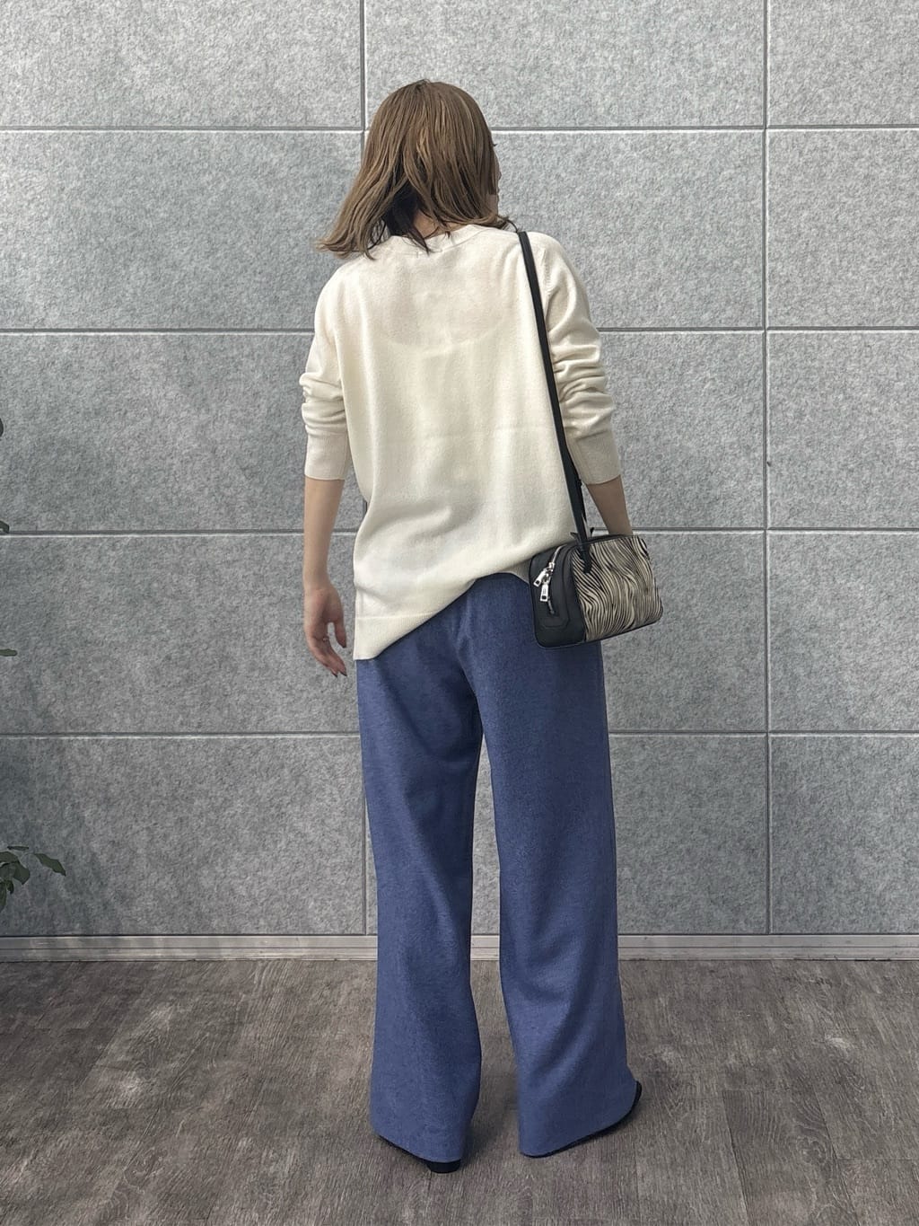 kotakiさんの「INDIVI｜【洗える／チュニック丈／カシミヤ混】スリットデザインVネックニット」を使ったコーディネート