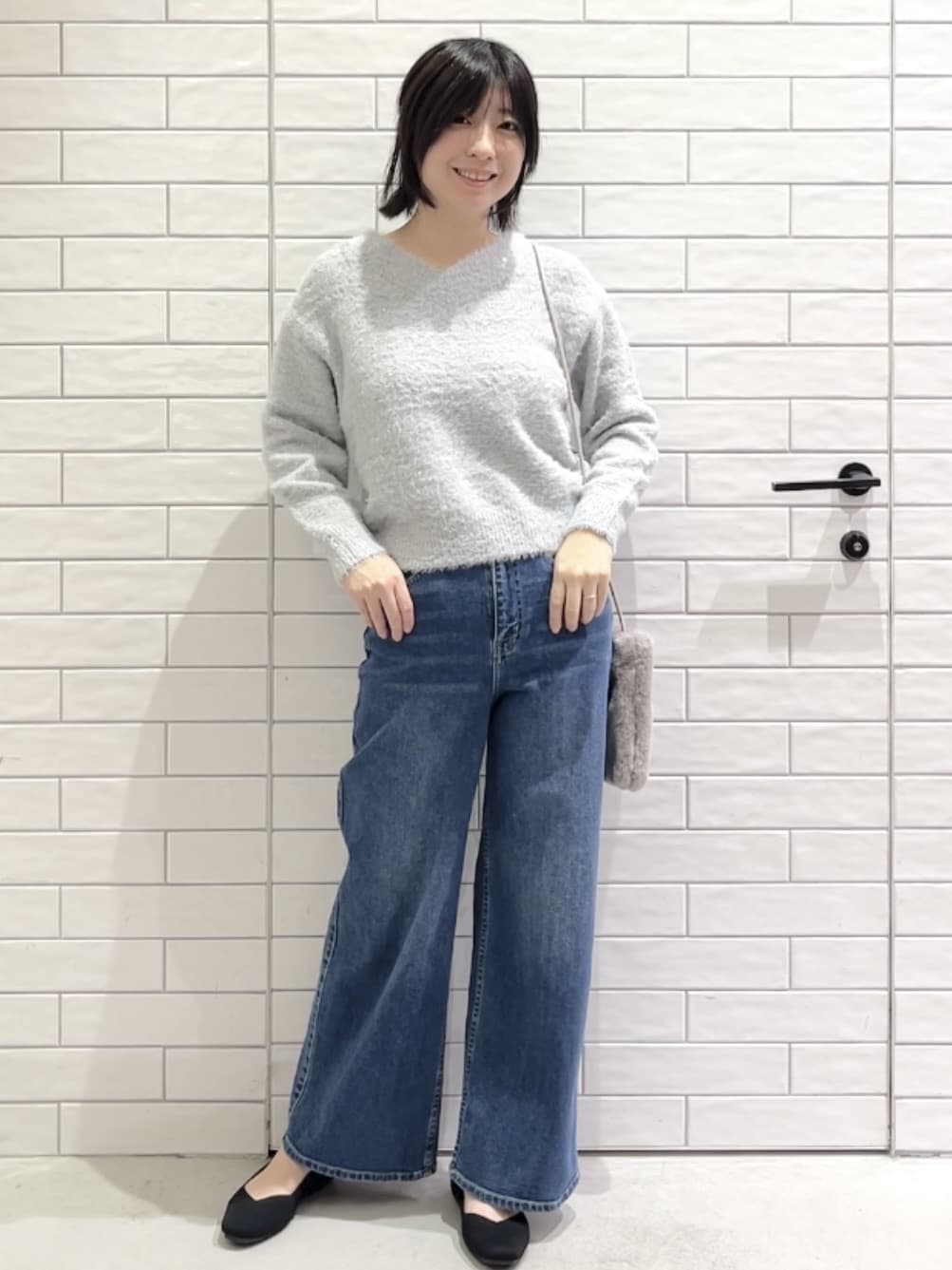 しおりさんの「OPAQUE.CLIP｜スパンコールフェザーVネックニット【洗濯機OK】」を使ったコーディネート
