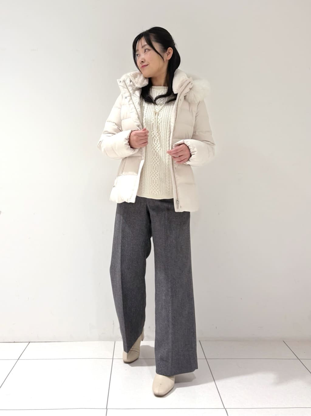 momokoさんの「INDIVI｜【洗える】ケーブルデザイン ラウンドヘムニット」を使ったコーディネート