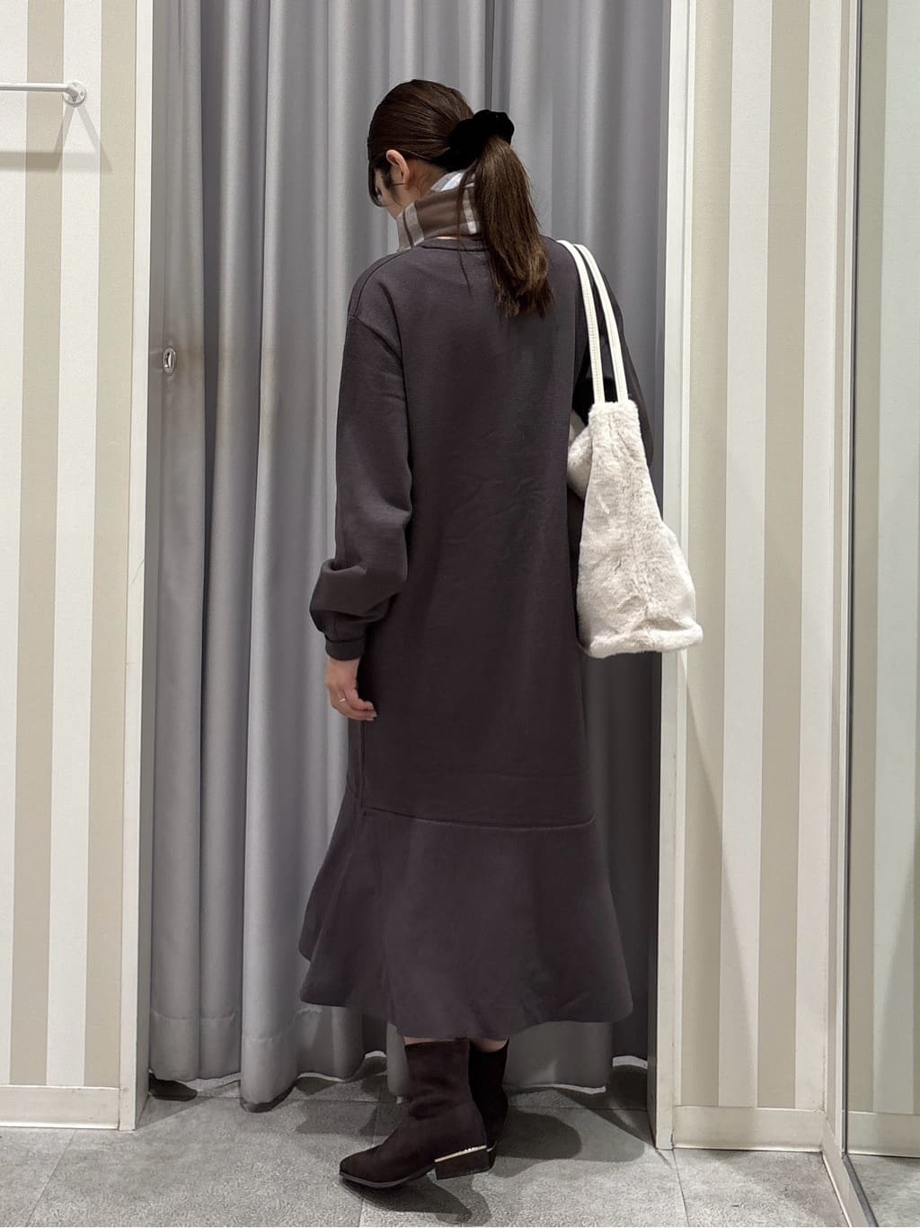 Rikaさんの「SHOO･LA･RUE｜【洗濯機可/S-LL】スタイルがすっきりに見える 裾マーメイドニットワンピース」を使ったコーディネート