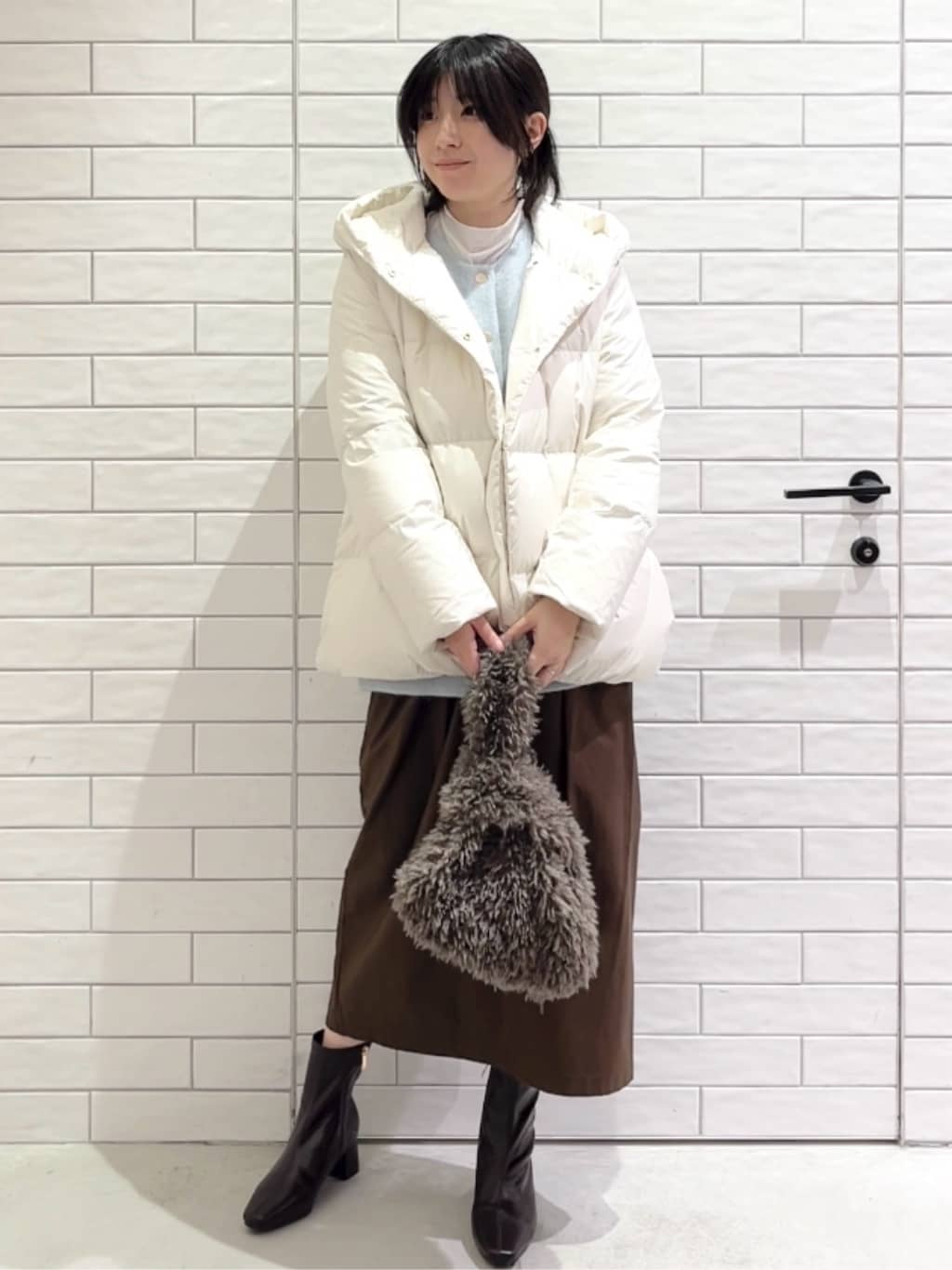 しおりさんの「OPAQUE.CLIP｜撥水フードミドルダウンコート【防風／抗菌防臭／洗濯機OK】《S～LL》」を使ったコーディネート