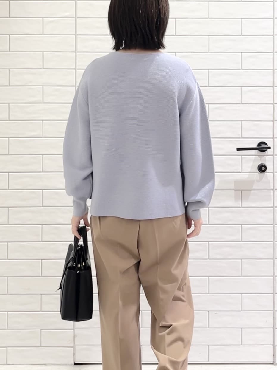 しおりさんの「OPAQUE.CLIP｜ラメガーターボートネックニット【洗濯機OK】」を使ったコーディネート