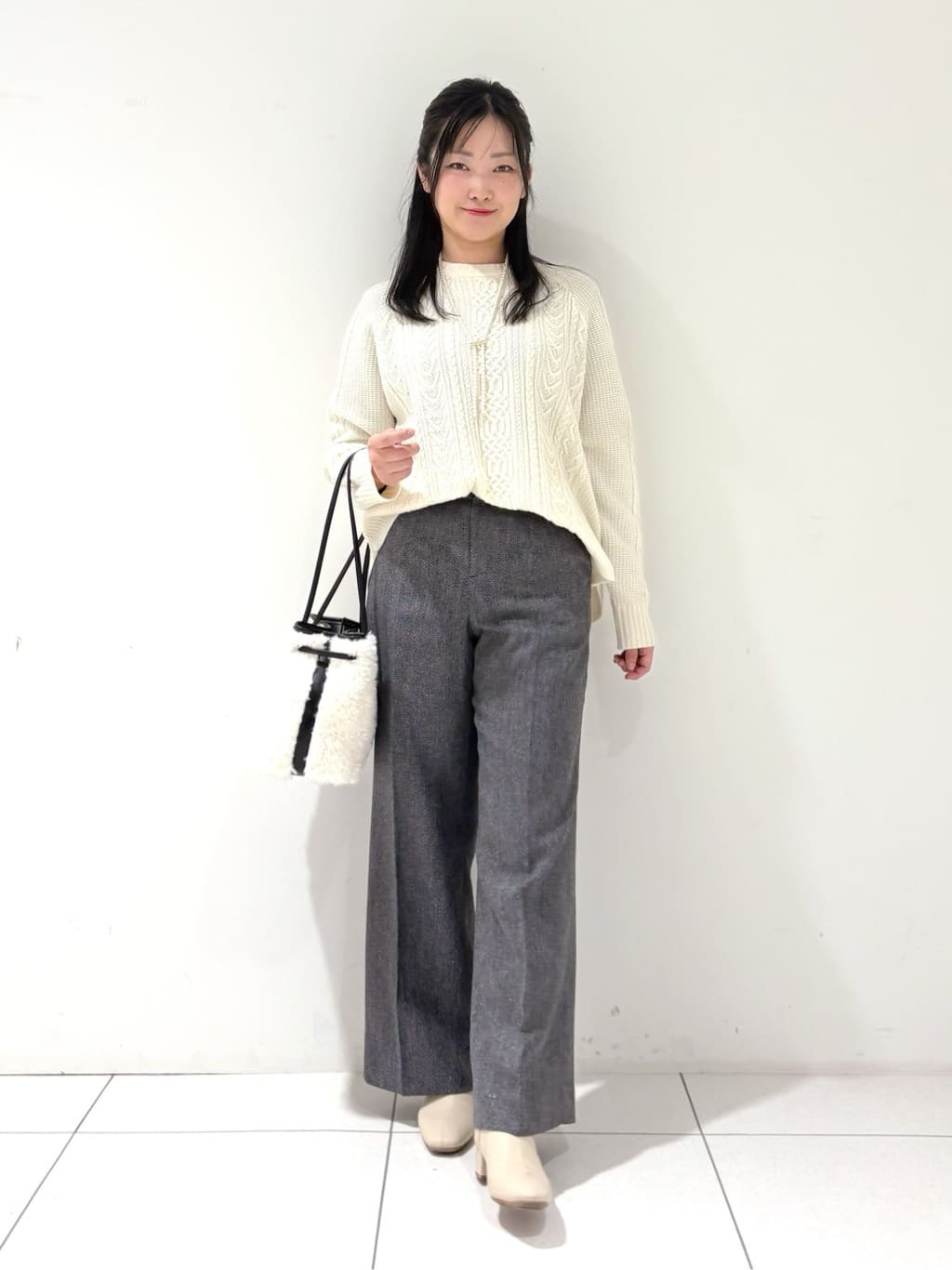 momokoさんの「INDIVI｜【洗える】ケーブルデザイン ラウンドヘムニット」を使ったコーディネート