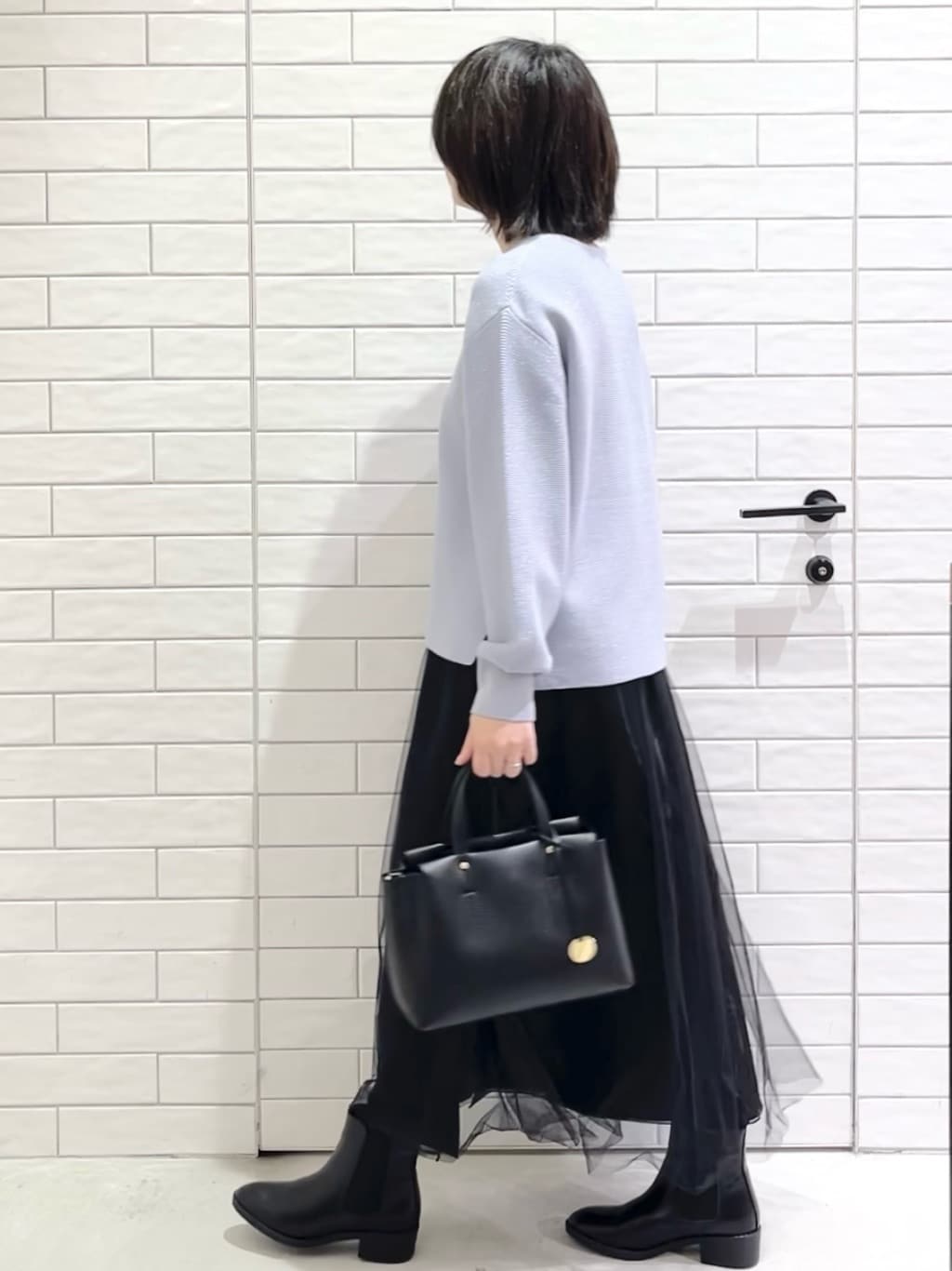 しおりさんの「OPAQUE.CLIP｜ラメガーターボートネックニット【洗濯機OK】」を使ったコーディネート