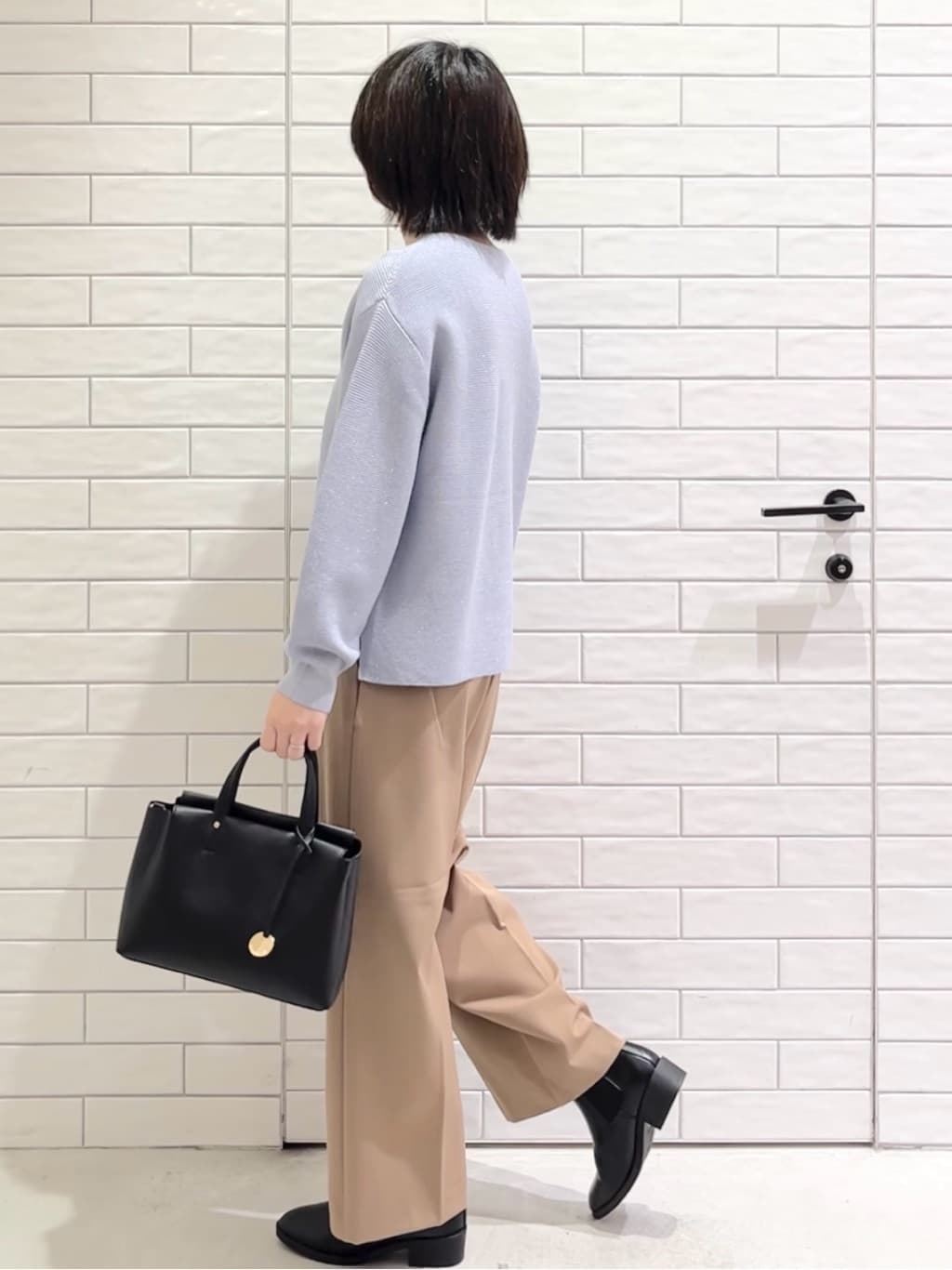 しおりさんの「OPAQUE.CLIP｜ラメガーターボートネックニット【洗濯機OK】」を使ったコーディネート