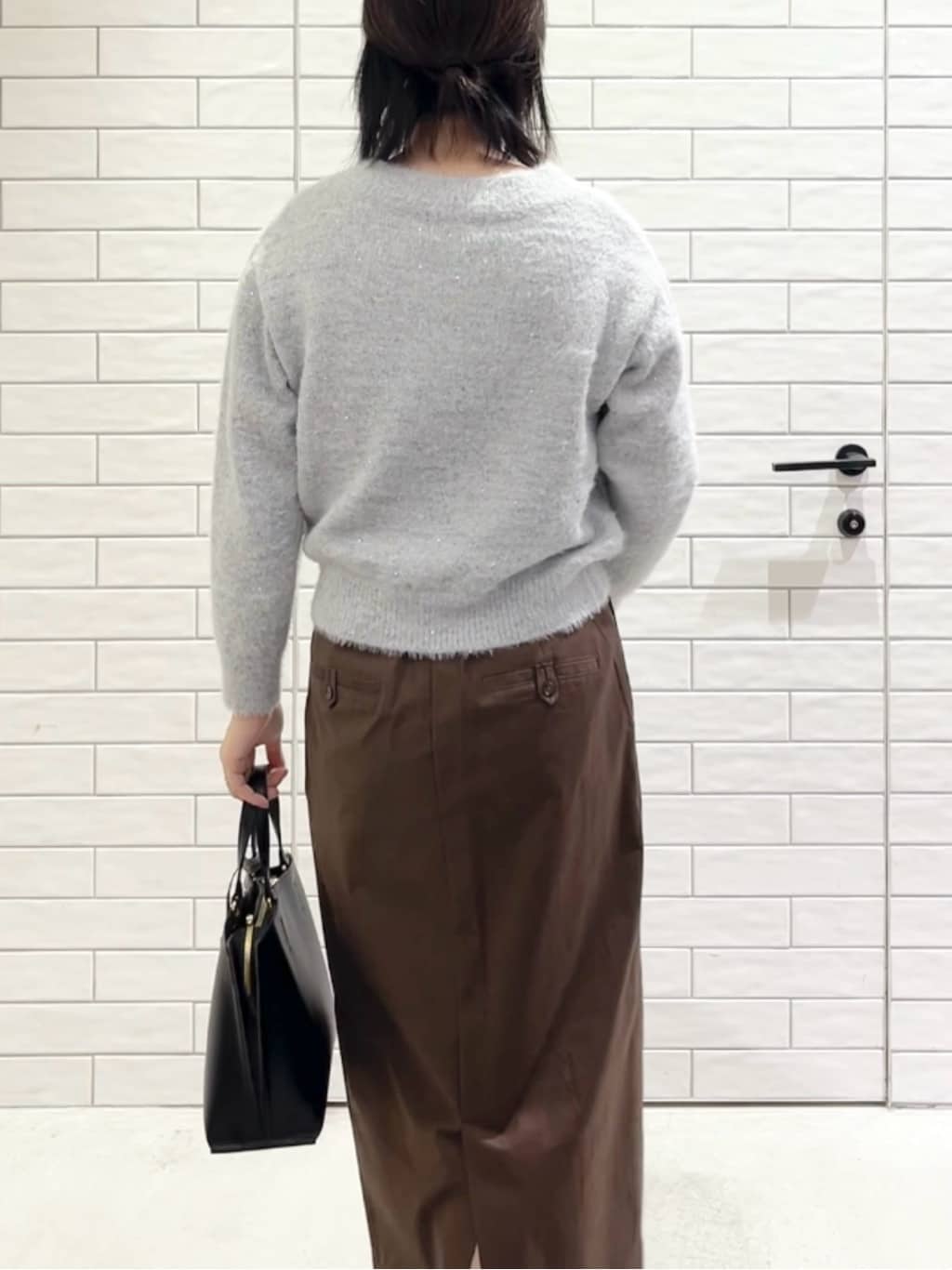 しおりさんの「OPAQUE.CLIP｜スパンコールフェザーVネックニット【洗濯機OK】」を使ったコーディネート