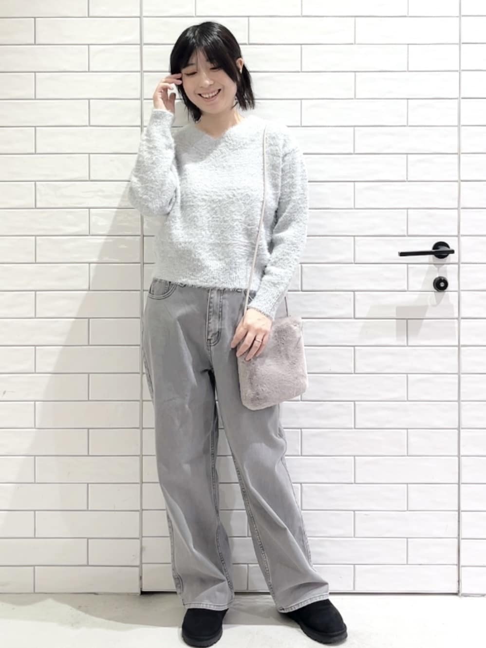しおりさんの「OPAQUE.CLIP｜スパンコールフェザーVネックニット【洗濯機OK】」を使ったコーディネート