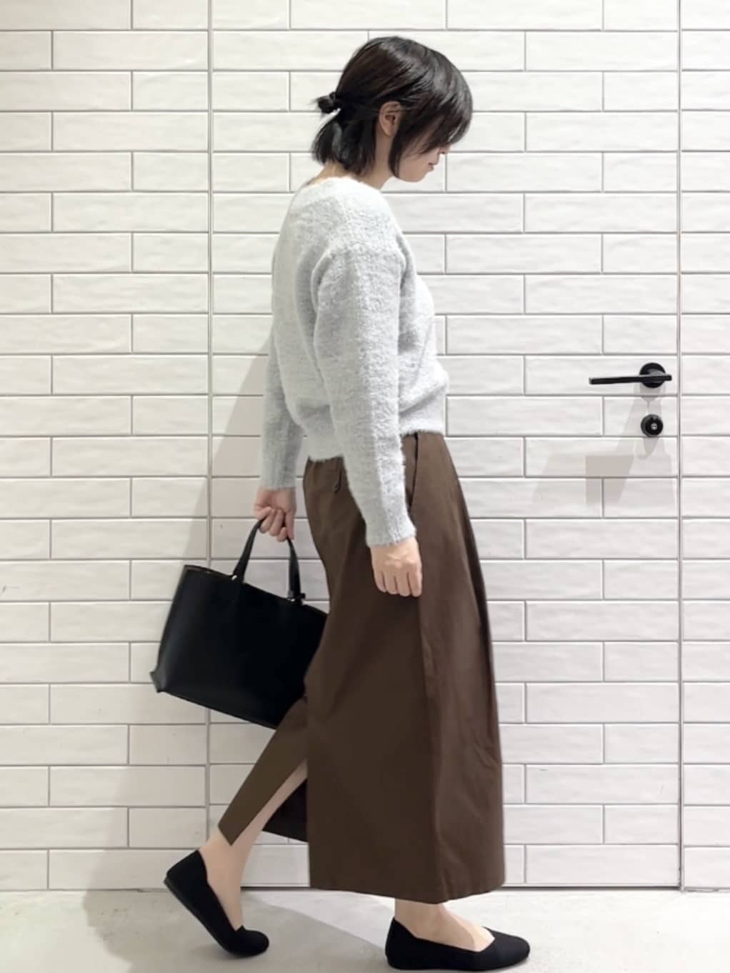 しおりさんの「OPAQUE.CLIP｜スパンコールフェザーVネックニット【洗濯機OK】」を使ったコーディネート