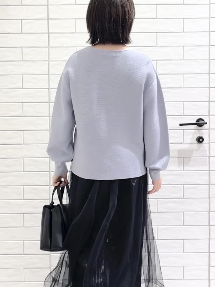 しおりさんの「OPAQUE.CLIP｜ラメガーターボートネックニット【洗濯機OK】」を使ったコーディネート