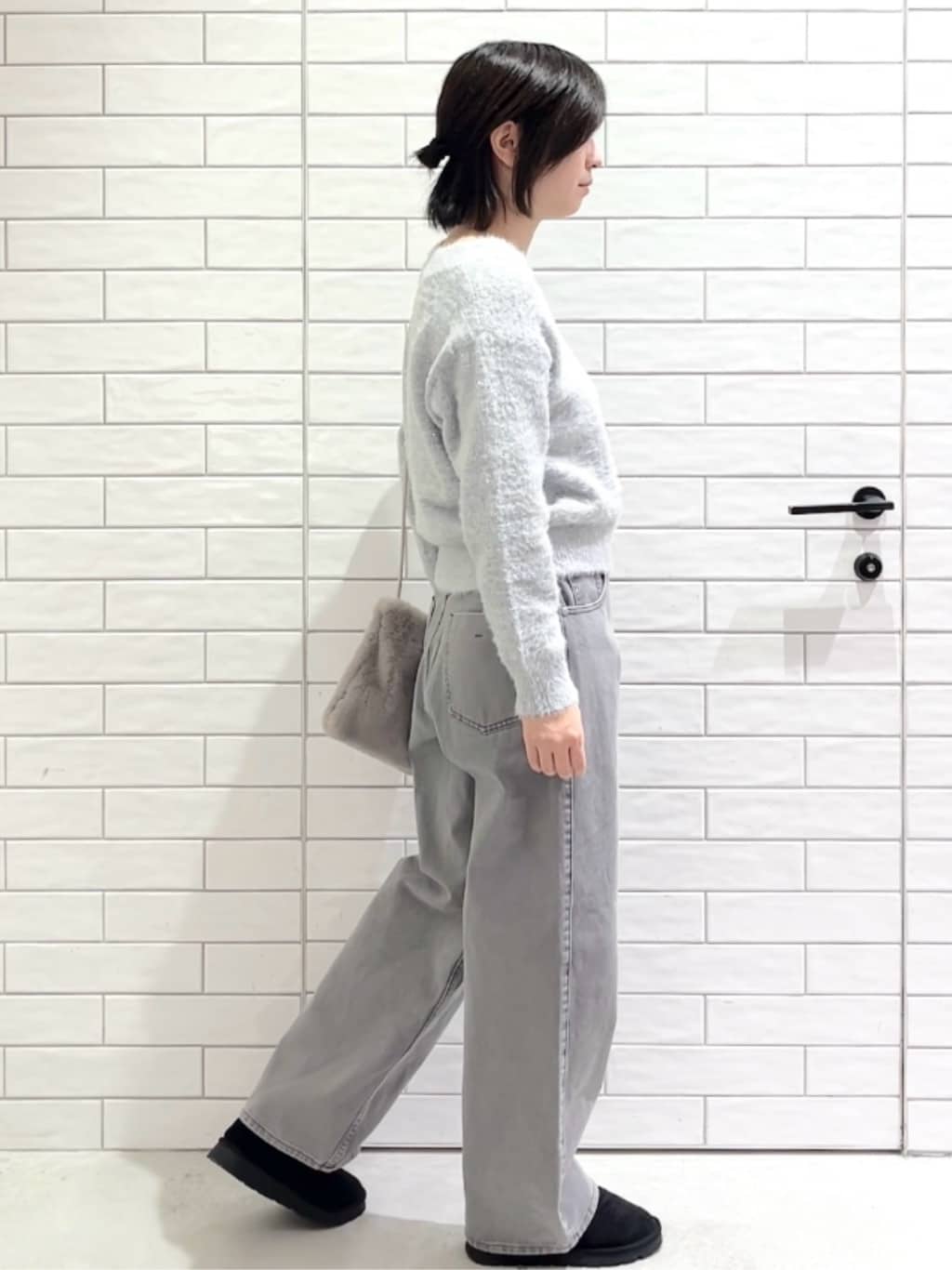 しおりさんの「OPAQUE.CLIP｜スパンコールフェザーVネックニット【洗濯機OK】」を使ったコーディネート