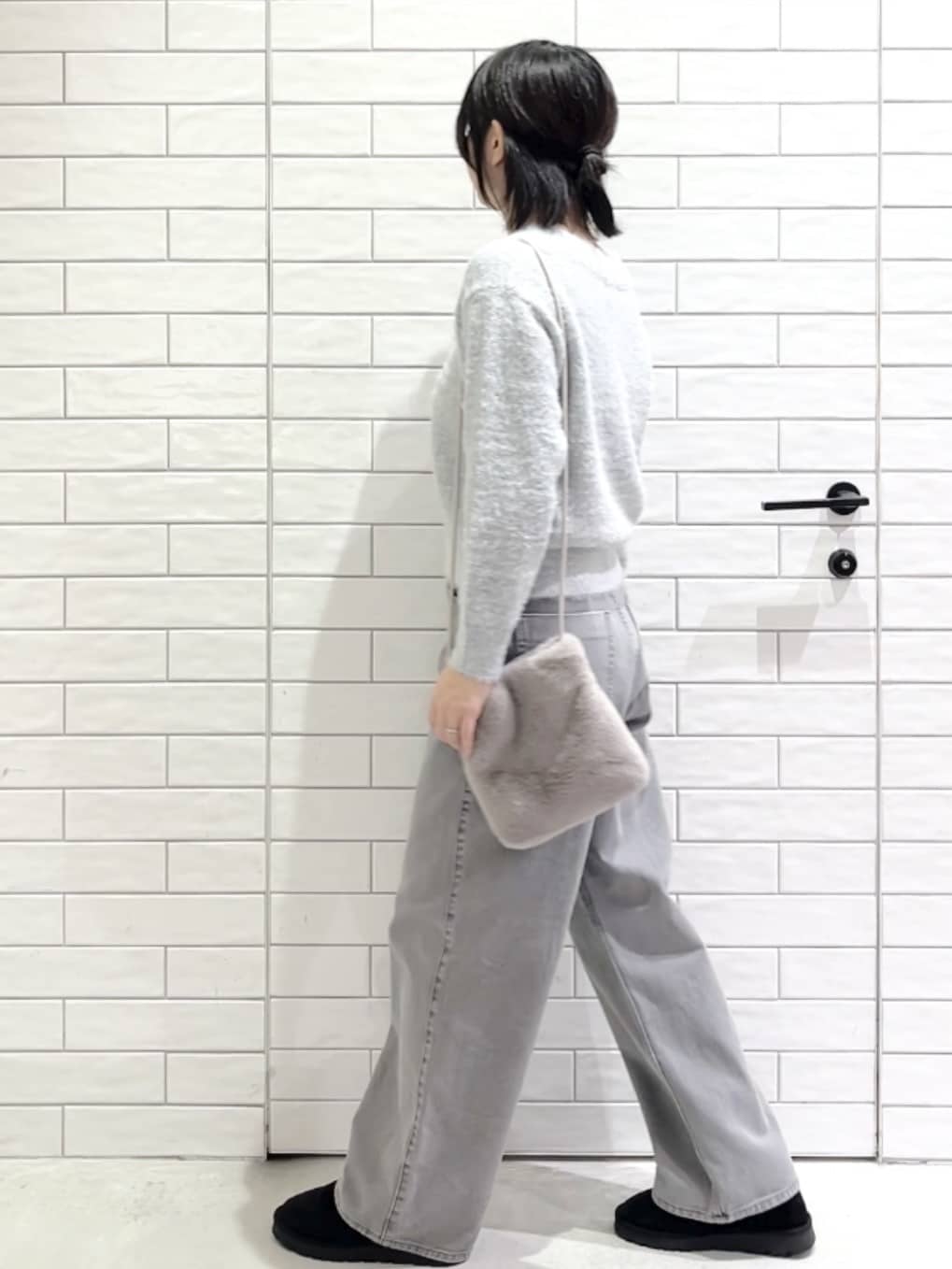 しおりさんの「OPAQUE.CLIP｜スパンコールフェザーVネックニット【洗濯機OK】」を使ったコーディネート