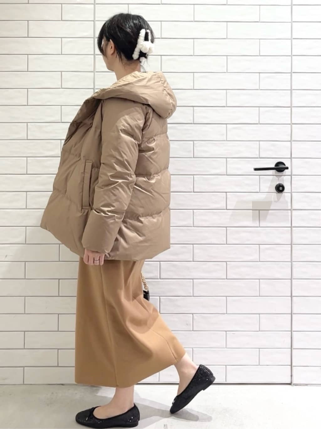 しおりさんの「OPAQUE.CLIP｜撥水フードミドルダウンコート【防風／抗菌防臭／洗濯機OK】《S～LL》」を使ったコーディネート