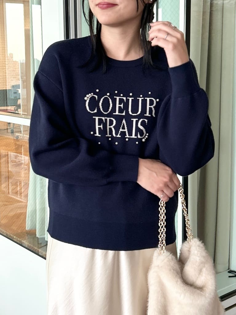 shinoさんの「Couture brooch｜【パール調・ビジューデザイン】華やかロゴニット」を使ったコーディネート