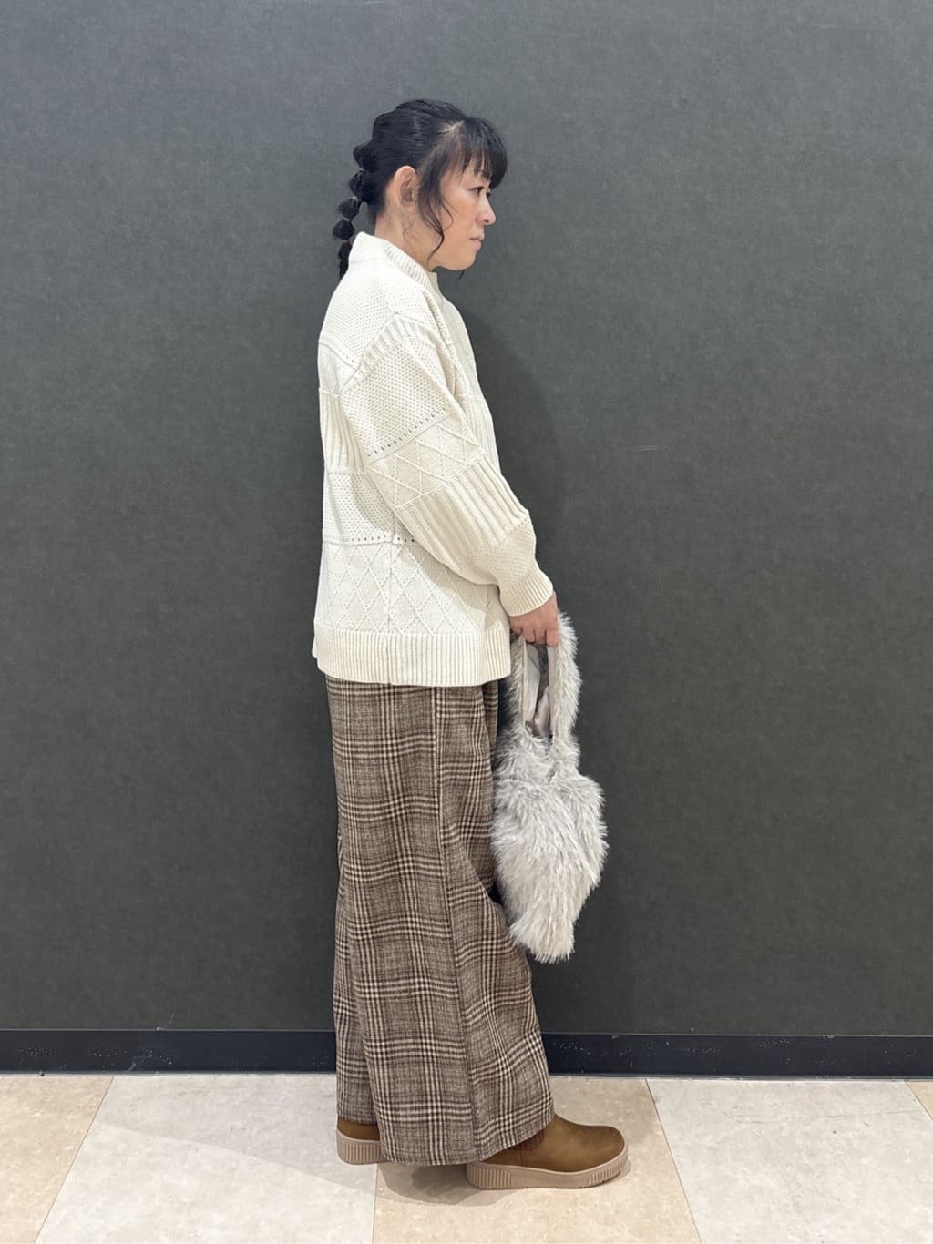 わかさんの「SHOO･LA･RUE｜【あったか/S-LL】脚のラインをきれいに魅せる チェック柄ワイドパンツ」を使ったコーディネート
