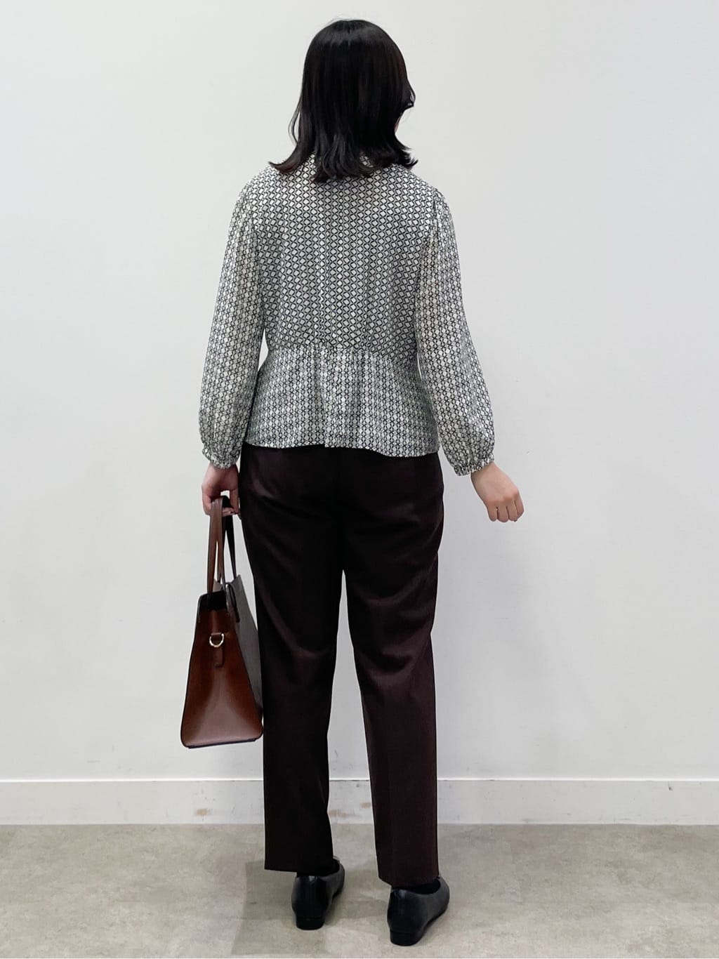 yukariさんの「Reflect｜【きちんと見え／セットアップ可／通勤におすすめ◎】ペプラムプリントブラウス」を使ったコーディネート