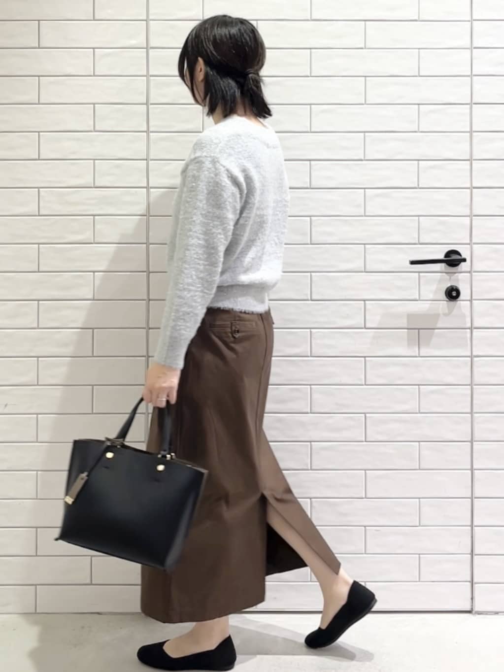 しおりさんの「OPAQUE.CLIP｜スパンコールフェザーVネックニット【洗濯機OK】」を使ったコーディネート