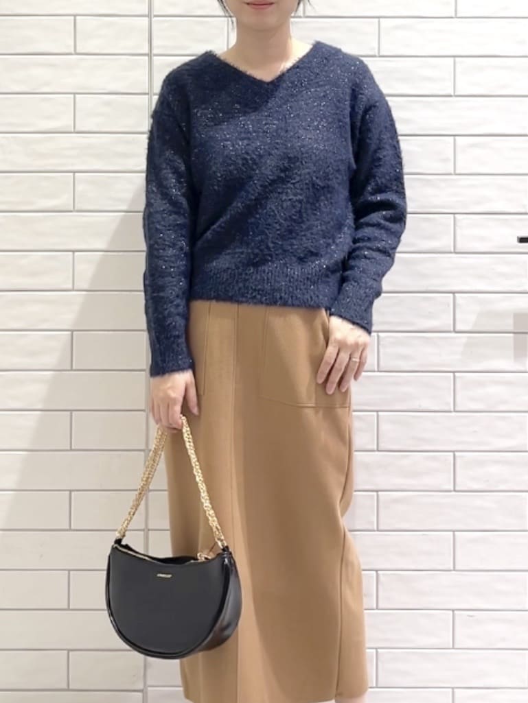 しおりさんの「OPAQUE.CLIP｜スパンコールフェザーVネックニット【洗濯機OK】」を使ったコーディネート