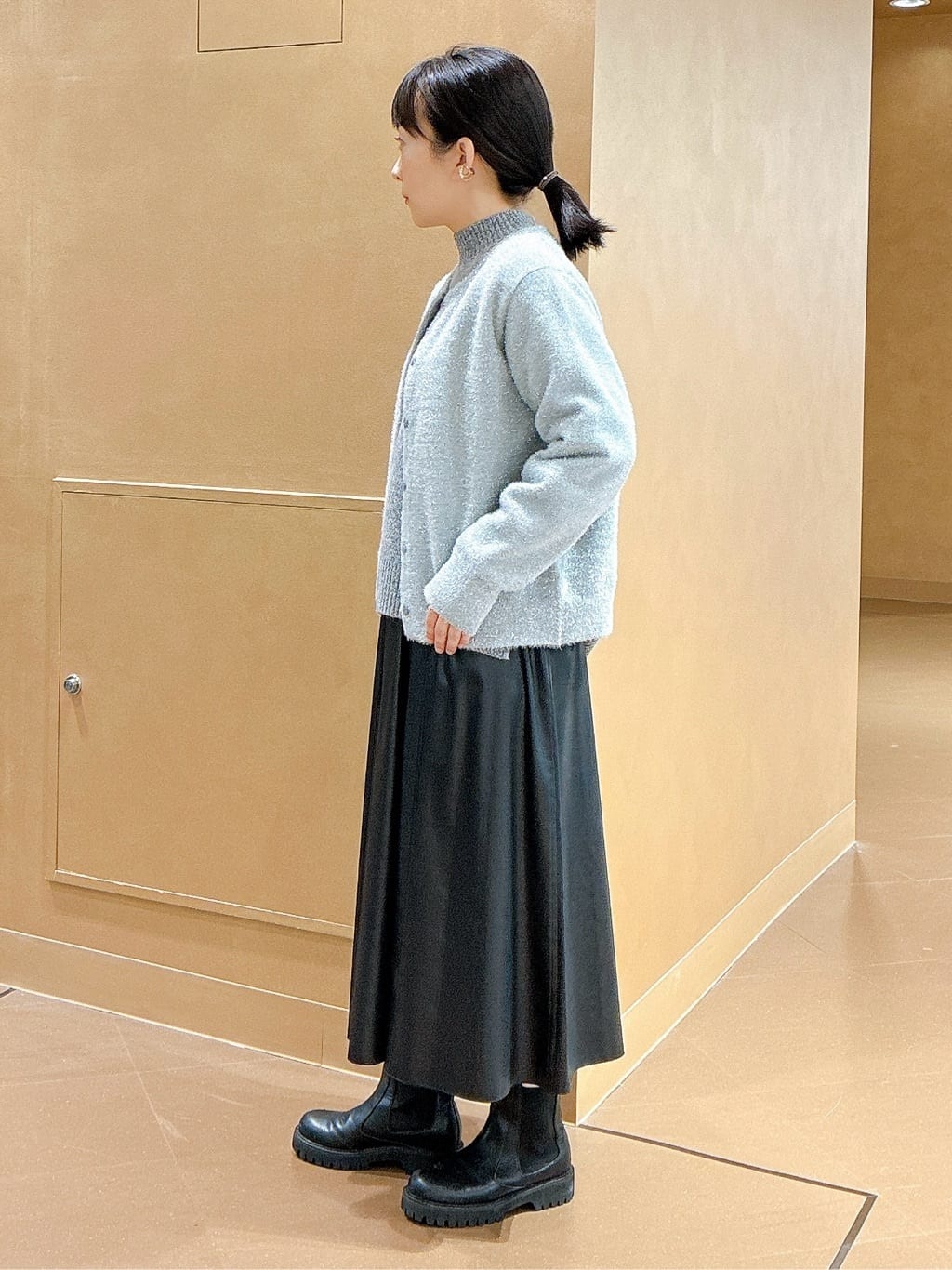 hattoriさんの「INDIVI｜【冬ニット人気NO．1！／カシミヤ混】ミドルゲージハイネックニット」を使ったコーディネート