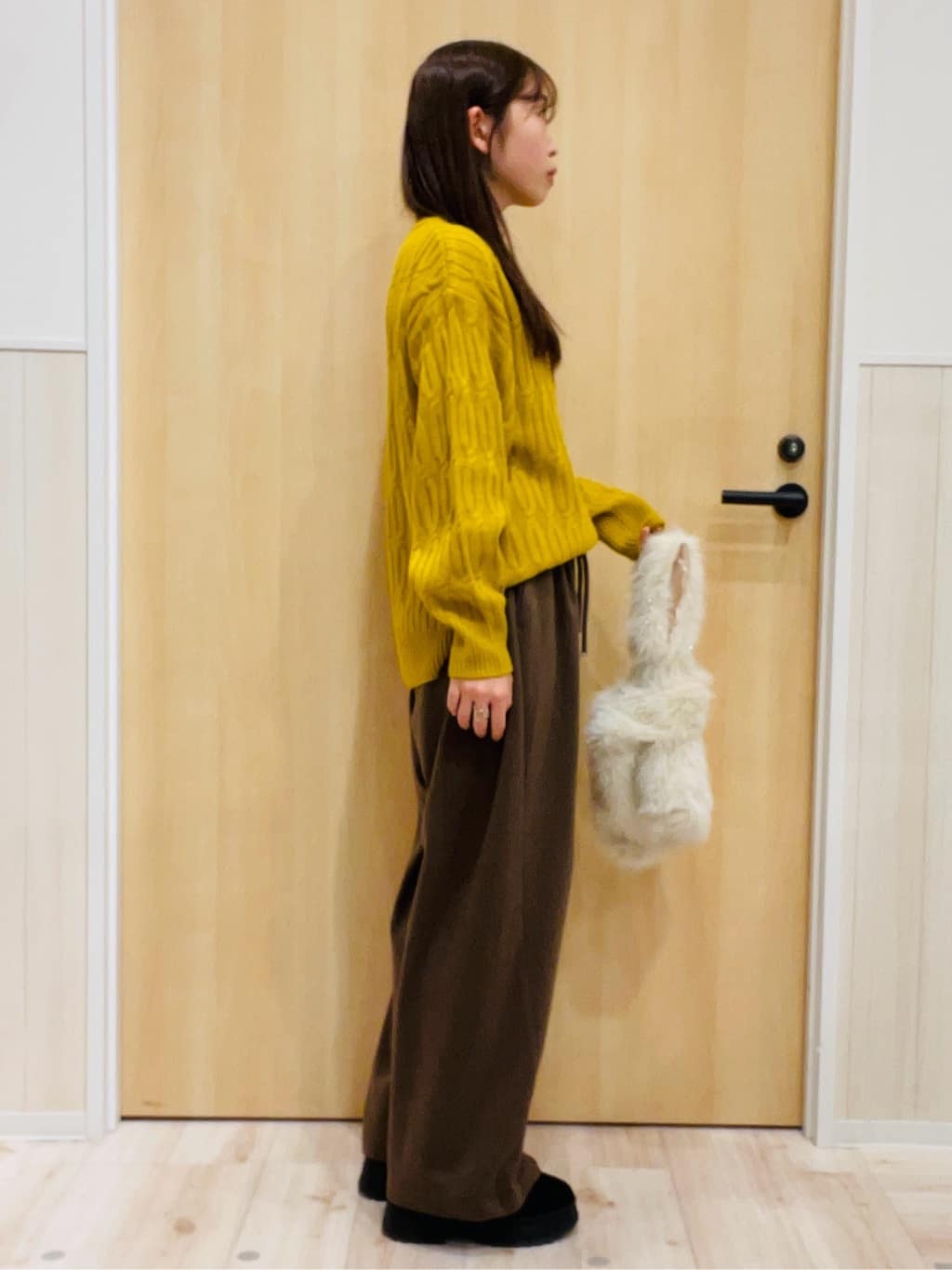 minamiさんの「SHOO･LA･RUE｜【あったか/S-LL】ゆるっとリラクシーに イージーワイドパンツ」を使ったコーディネート