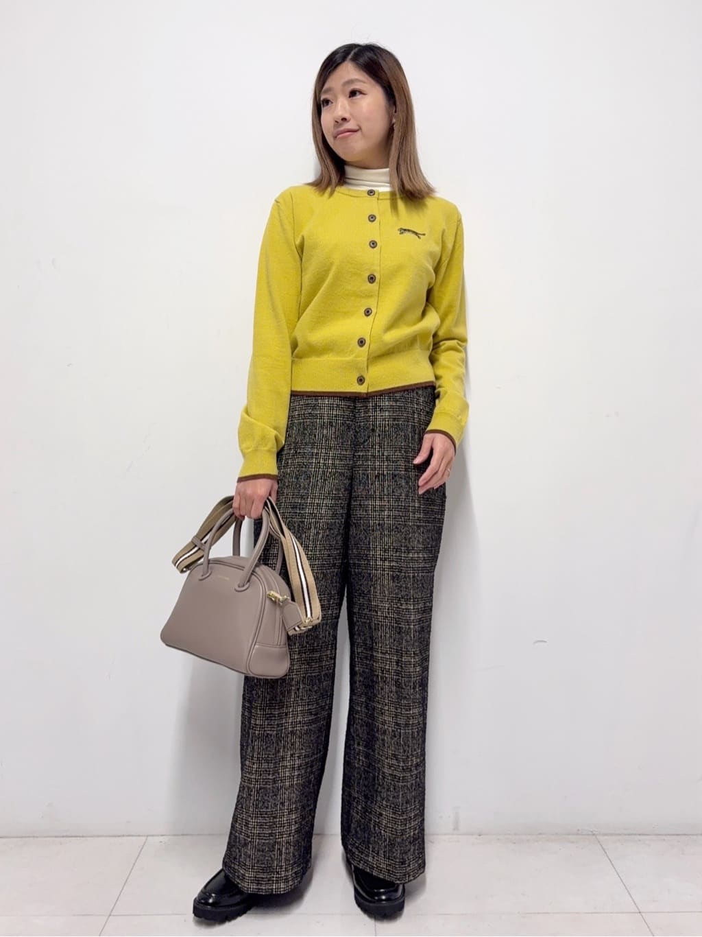 Nishijimaさんの「DRESSTERIOR｜【インナー使いに最適/しっとり暖かな吸湿発熱素材】タートルネックプルオーバー」を使ったコーディネート