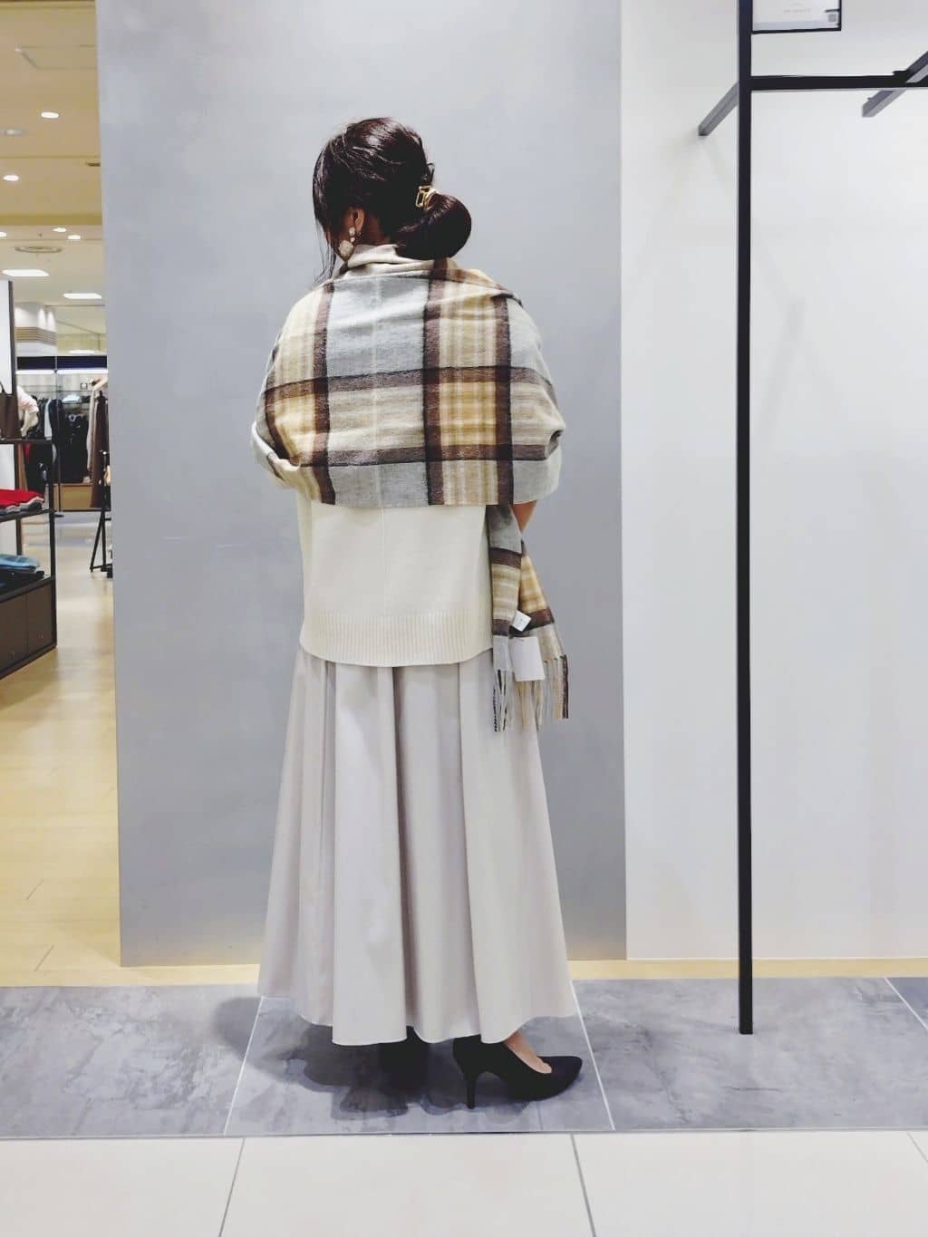 TOMOMIさんの「INDIVI｜スクエアトップロングネックレス」を使ったコーディネート