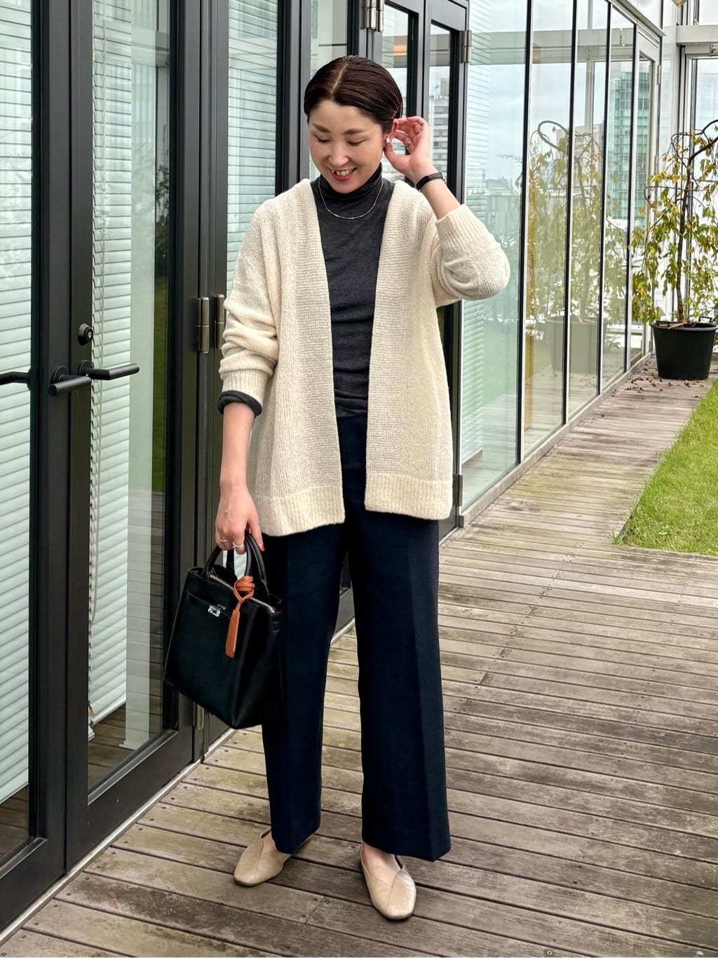 yuriさんの「INDIVI｜【エアリー素材】ブークレ着流しニットカーディガン」を使ったコーディネート