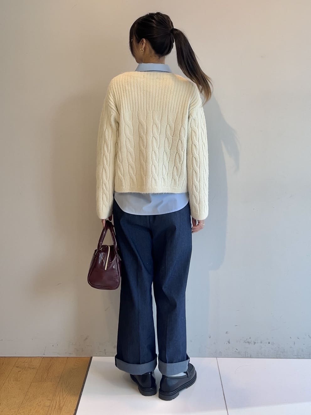 cotaniさんの「grove｜ふんわり包み込む ケーブルボートネックニット」を使ったコーディネート
