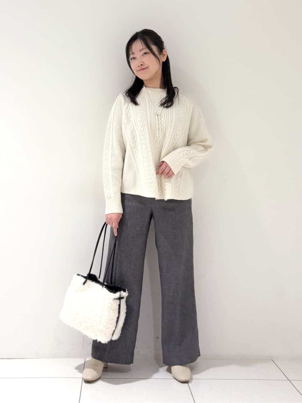 momokoさんの「INDIVI｜【洗える】ケーブルデザイン ラウンドヘムニット」を使ったコーディネート