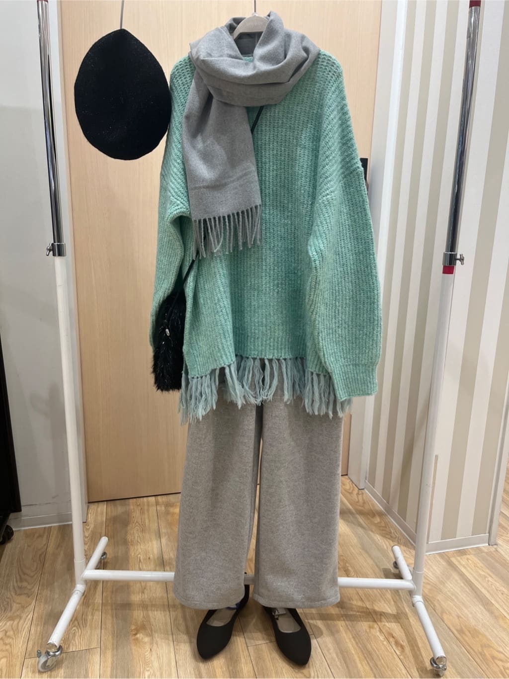 みわさんの「SHOO･LA･RUE｜【S-LL】1枚で決まる 裾フリンジニット」を使ったコーディネート