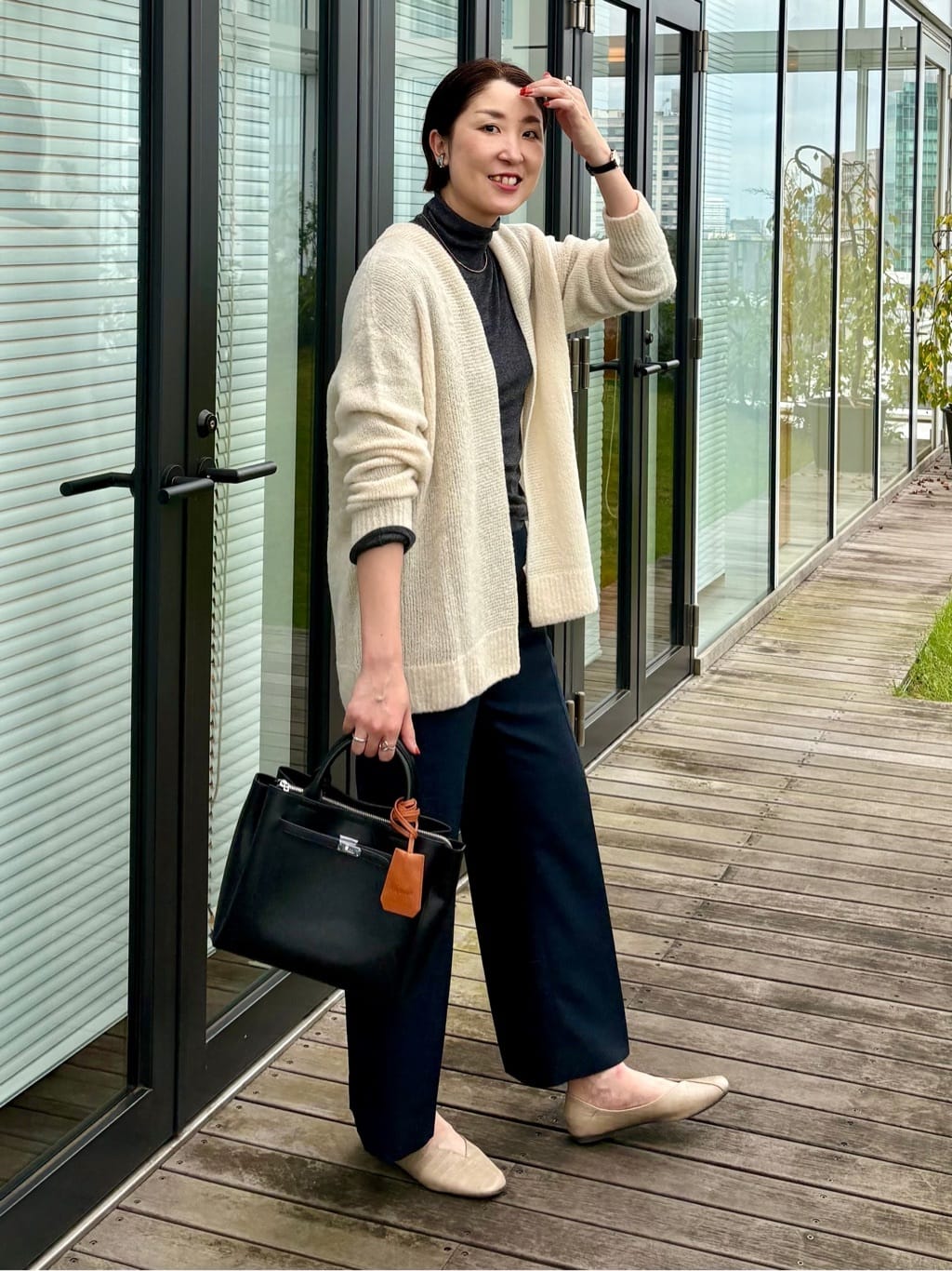 yuriさんの「INDIVI｜【エアリー素材】ブークレ着流しニットカーディガン」を使ったコーディネート